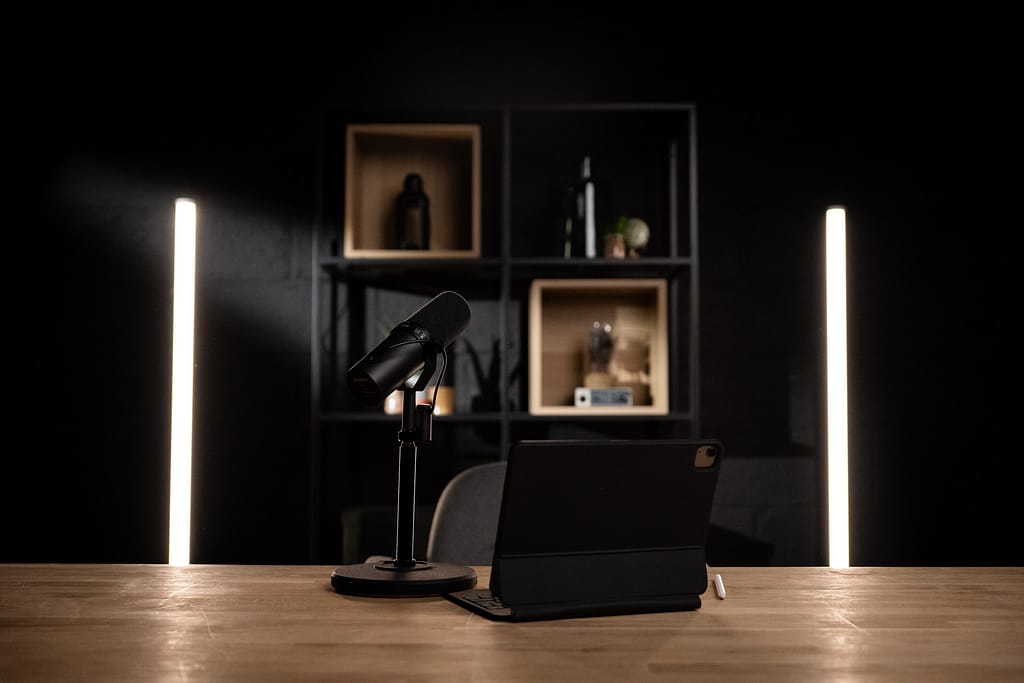 Set complet avec lumière néon, table bois et étagères décorées