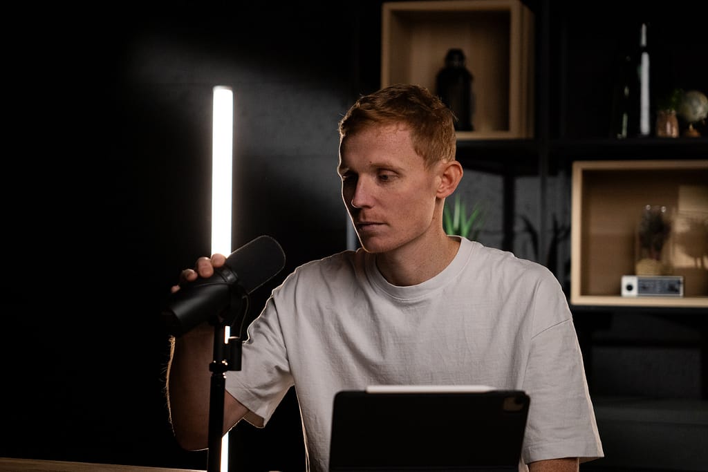 Ambiance feutrée et industrielle pour un podcast filmé à Rennes