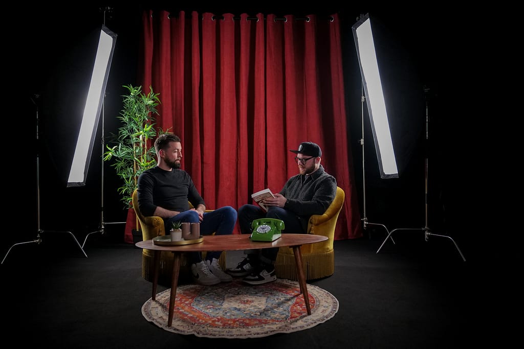 Vue d’ensemble d’une interview filmée dans le décor Le Velours