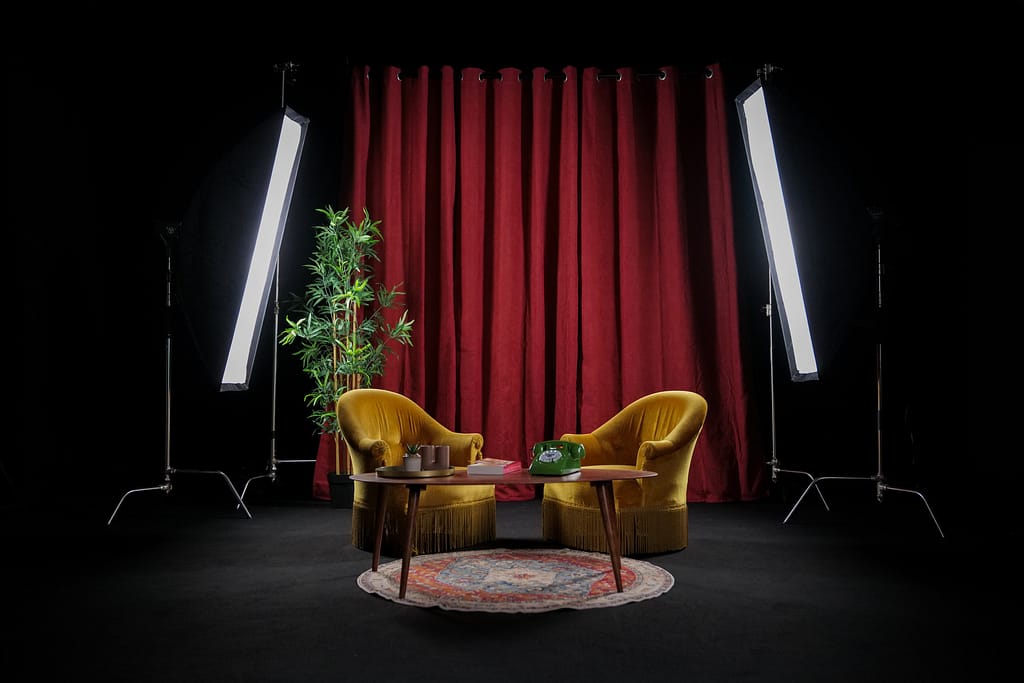 Vue grand angle du décor Le Velours avec lumière, rideau, fauteuils, tapis et plante