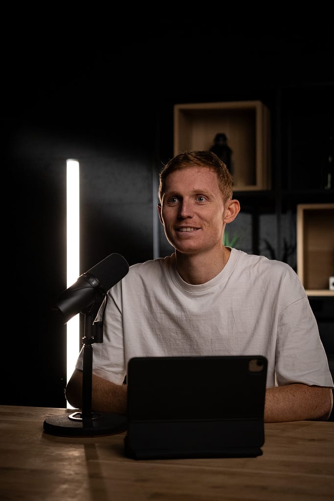 Intervenant en plein tournage dans le décor L’Éclipse du Studio 401