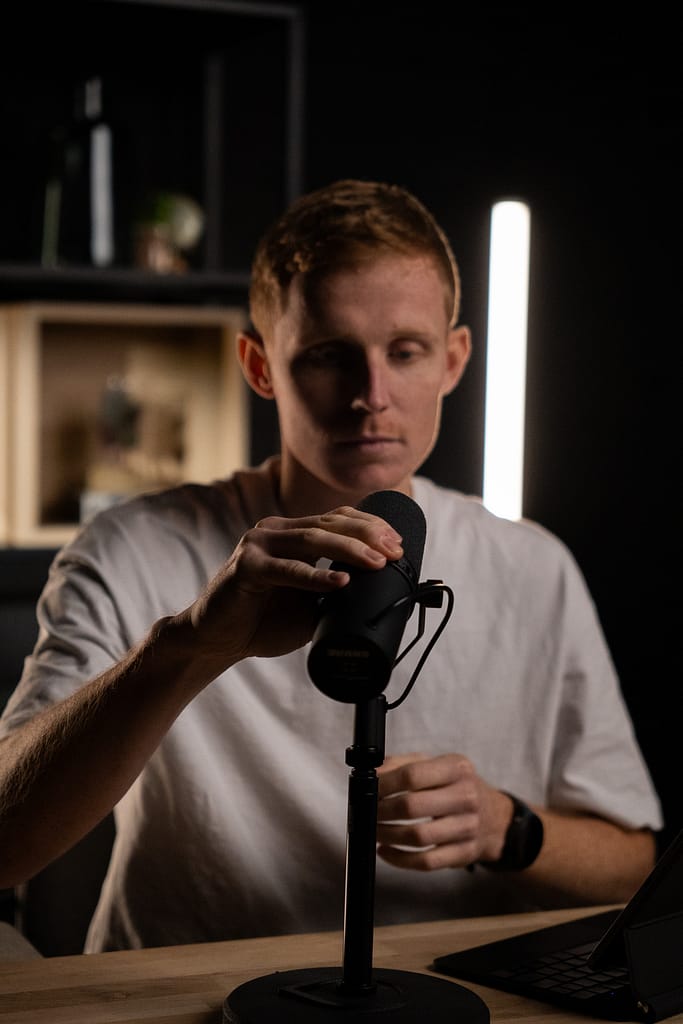 Réglage du micro avant tournage dans le décor L’Éclipse
