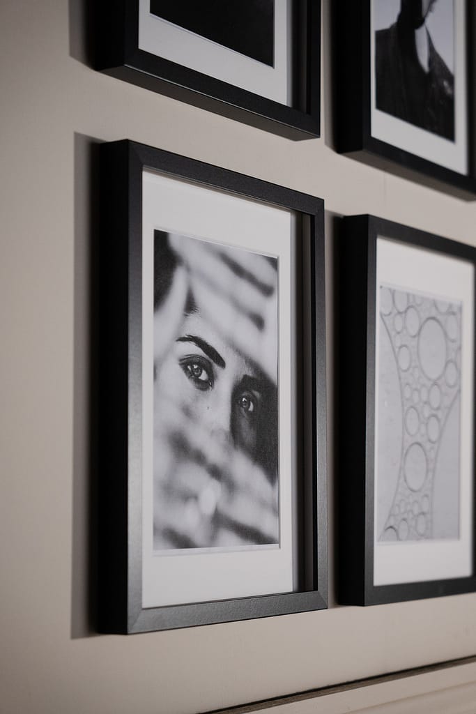 Gros plan sur un cadre montrant un portrait féminin en noir et blanc
